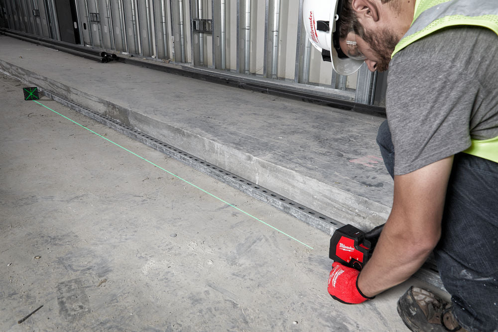 Milwaukee CLL-C - Livella laser a due linee con raggio verde a batterie alcaline