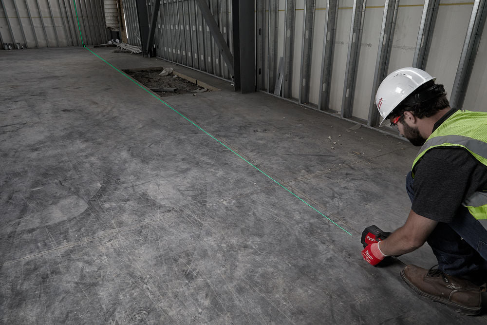 Milwaukee CLL-C - Livella laser a due linee con raggio verde a batterie alcaline