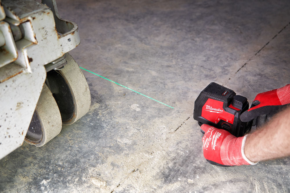 Milwaukee CLL-C - Livella laser a due linee con raggio verde a batterie alcaline