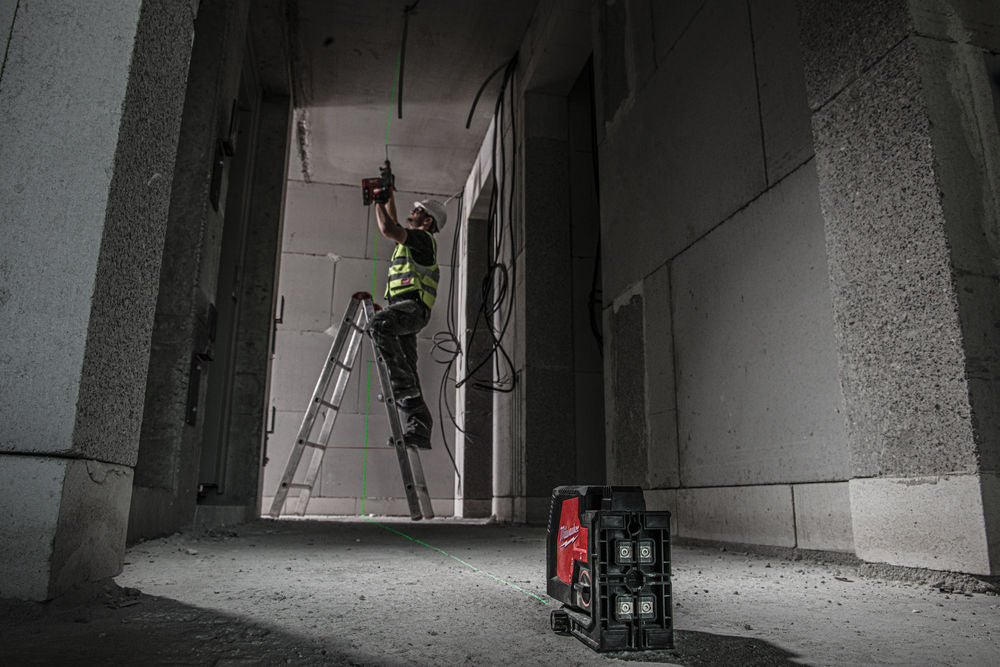 Milwaukee L4 CLLP-301C - Livella laser con raggio verde a due linee e due punti piombo - batteria USB