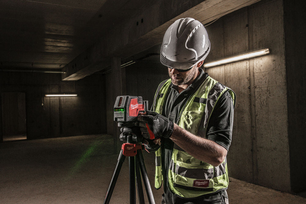 Milwaukee L4 CLLP-301C - Livella laser con raggio verde a due linee e due punti piombo - batteria USB