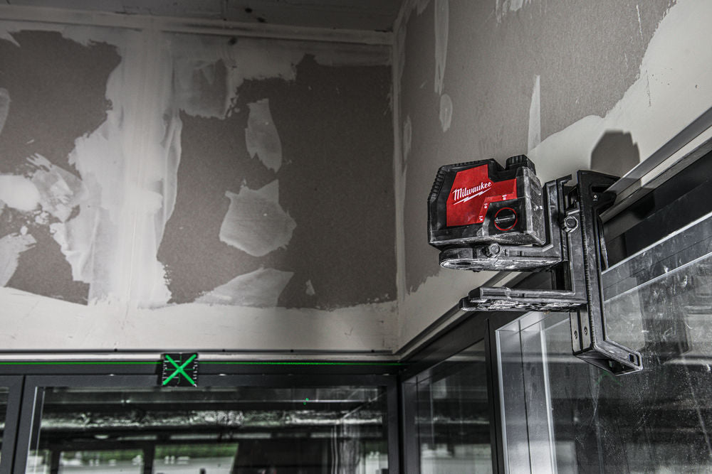 Milwaukee L4 CLLP-301C - Livella laser con raggio verde a due linee e due punti piombo - batteria USB