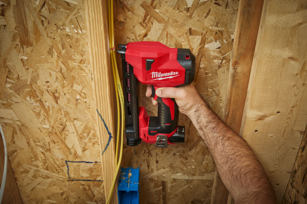 Milwaukee M12 BCST-0 - Graffatrice graffettatrice per cavi a batteria 12V