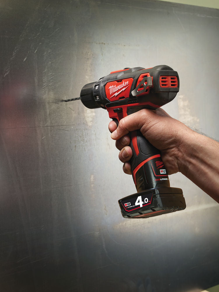 Milwaukee M12 BDD-402C, trapano avvitatore 12V compatto, 2 batterie da 4Ah 