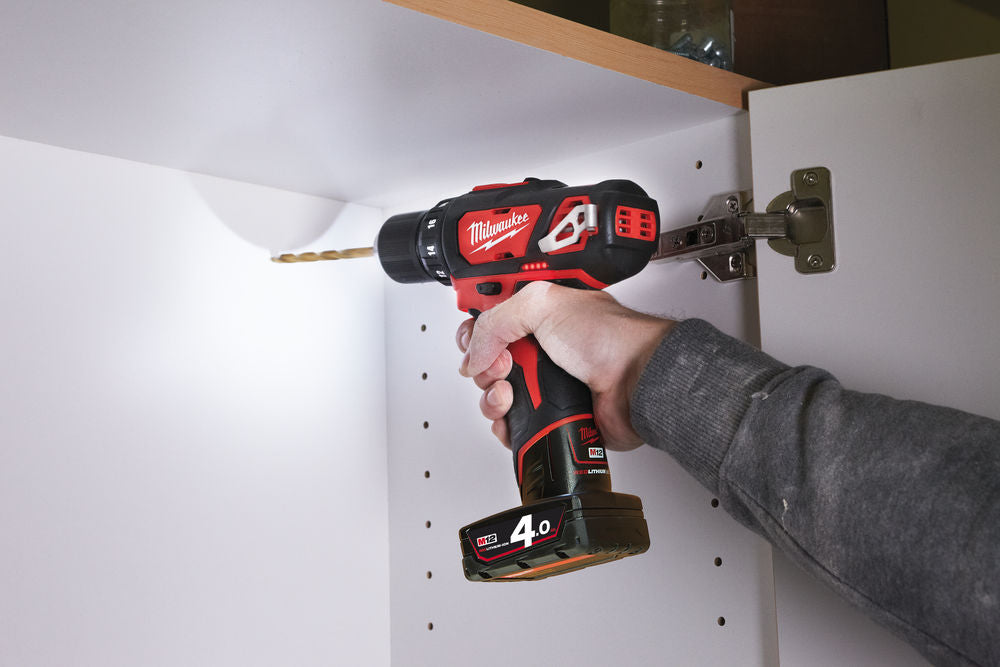 Milwaukee M12 BDD-402C, trapano avvitatore 12V compatto, 2 batterie da 4Ah 