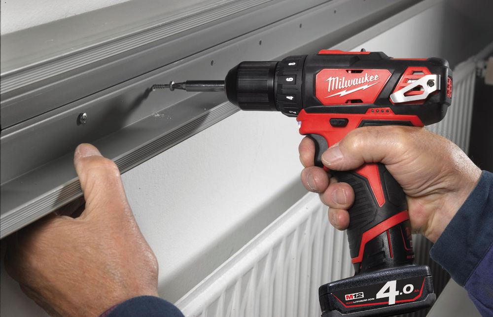 Milwaukee M12 BDD-402C, trapano avvitatore 12V compatto, 2 batterie da 4Ah 
