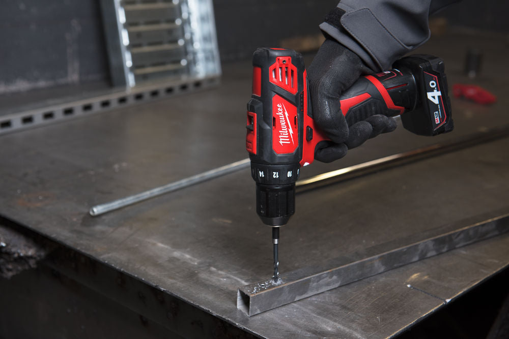 Milwaukee M12 BDD-402C, trapano avvitatore 12V compatto, 2 batterie da 4Ah 