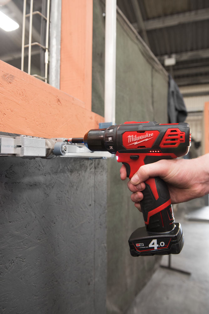 Milwaukee M12 BDD-402C, trapano avvitatore 12V compatto, 2 batterie da 4Ah 