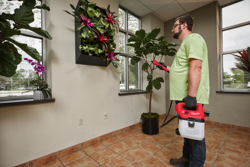 Milwaukee M12 BHCS3L-201 - Pompa irroratrice a batteria 12V per agenti chimici - 1 x 2Ah