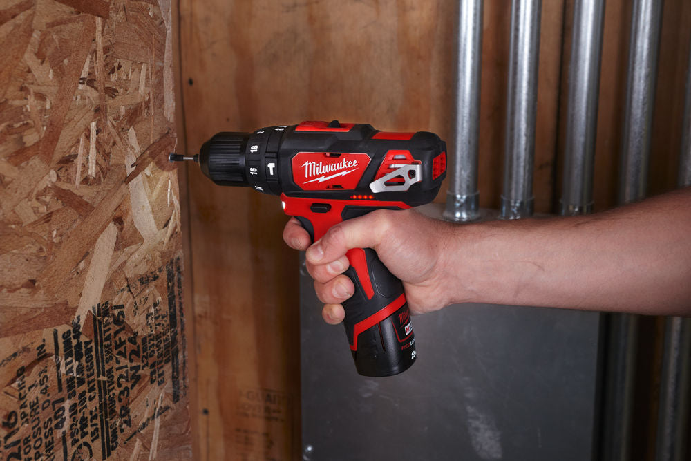 Milwaukee M12BPD-202C - Trapano avvitatore a batteria 12V con percussione - 2 Batterie 2Ah