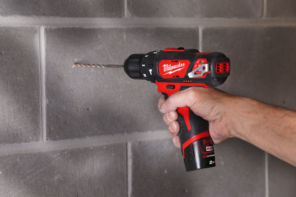 Milwaukee M12BPD-202C - Trapano avvitatore a batteria 12V con percussione - 2 Batterie 2Ah