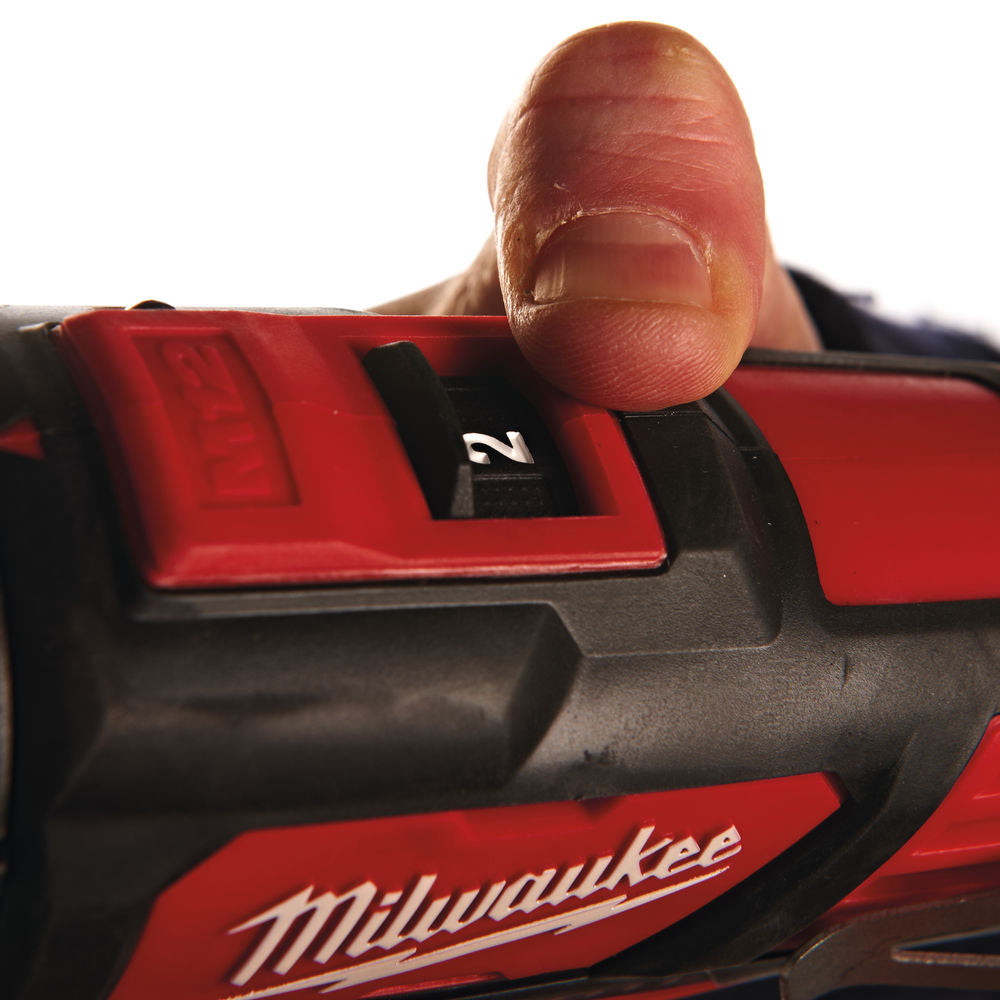 Milwaukee M12BPD-202C - Trapano avvitatore a batteria 12V con percussione - 2 Batterie 2Ah