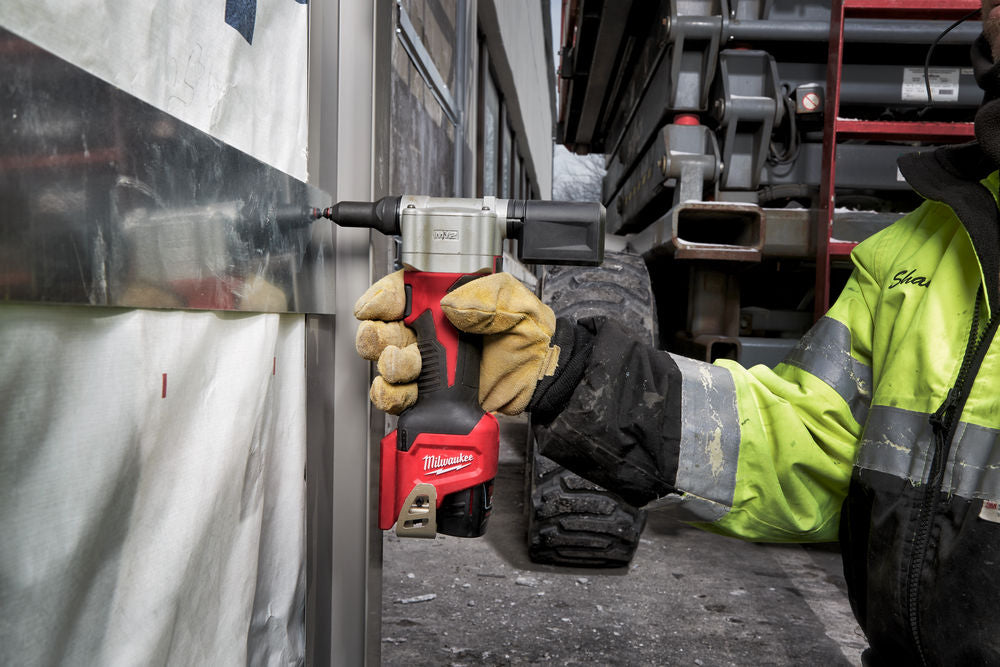 Milwaukee M12 BPRT-401B - Rivettatrice a batteria 12V - 1 batteria da 4Ah in borsone