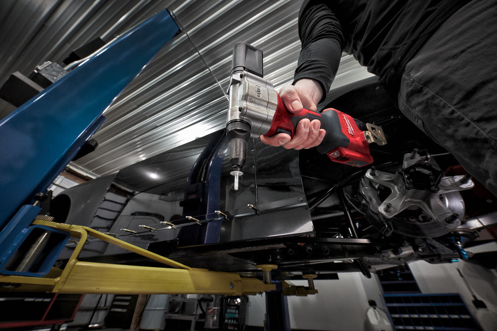 Milwaukee M12 BPRT-401B - Rivettatrice a batteria 12V - 1 batteria da 4Ah in borsone