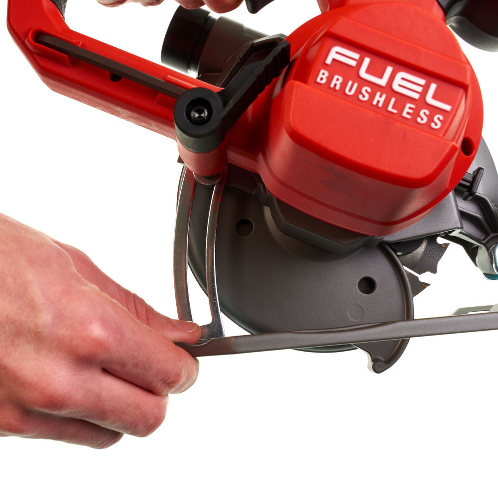 Milwaukee M12 Fuel CCS44-402C - Sega circolare compatta a batteria