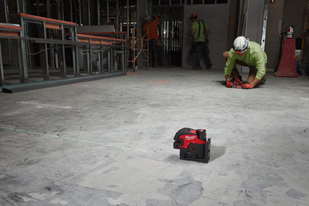 Milwaukee M12 CLL4P-301C - Livella laser con raggio verde a 2 linee con 4 punti piombo
