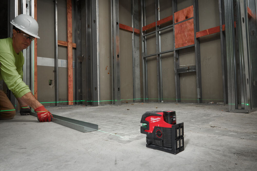 Milwaukee M12 CLL4P-301C - Livella laser con raggio verde a 2 linee con 4 punti piombo