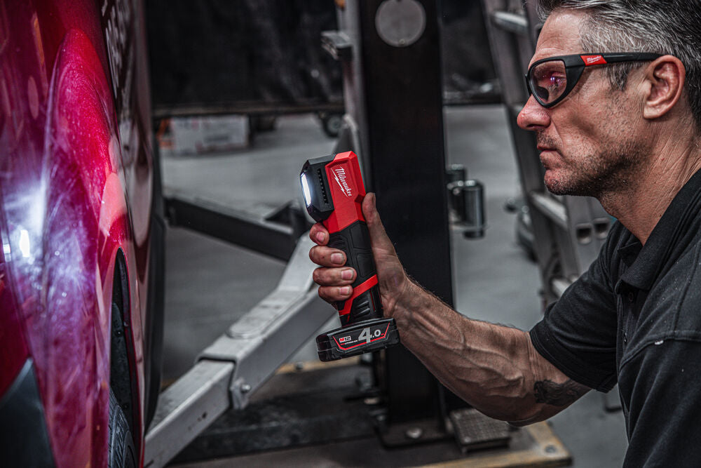 Milwaukee M12 CML-401 - Lampada per controllo colore a batteria 12V 4Ah -1000 lumens