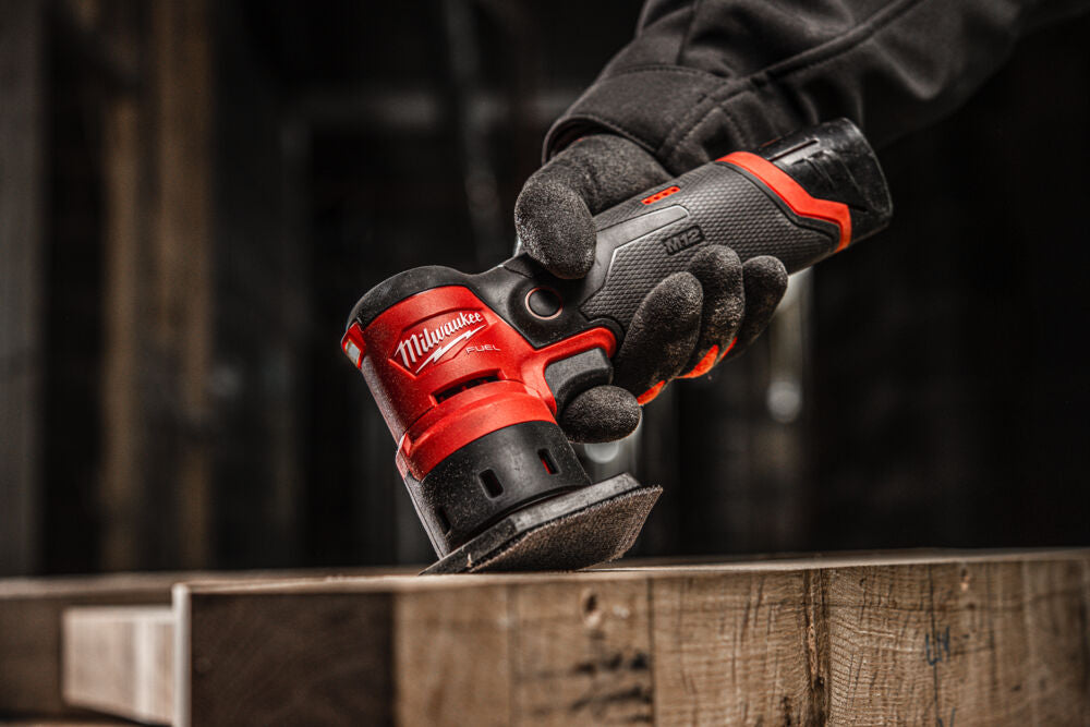 Milwaukee M12 FDSS-422X - Levigatrice compatta a batteria a delta - 1 x 2Ah + 1 x 4Ah