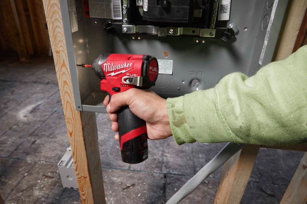 Milwaukee M12 FID2-202X - Avvitatore a impulsi a batteria 12V - 2 x 2Ah