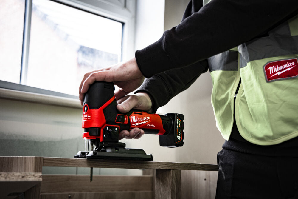 Milwaukee M12 FJS-422X - Seghetto alternativo a batteria 12V FUEL - 1 x 2Ah + 1 x 4Ah