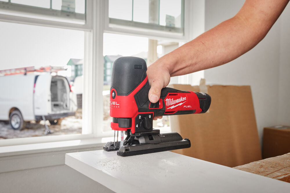 Milwaukee M12 FJS-422X - Seghetto alternativo a batteria 12V FUEL - 1 x 2Ah + 1 x 4Ah