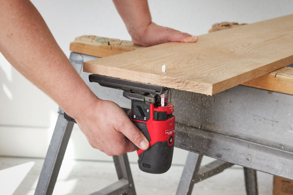 Milwaukee M12 FJS-422X - Seghetto alternativo a batteria 12V FUEL - 1 x 2Ah + 1 x 4Ah