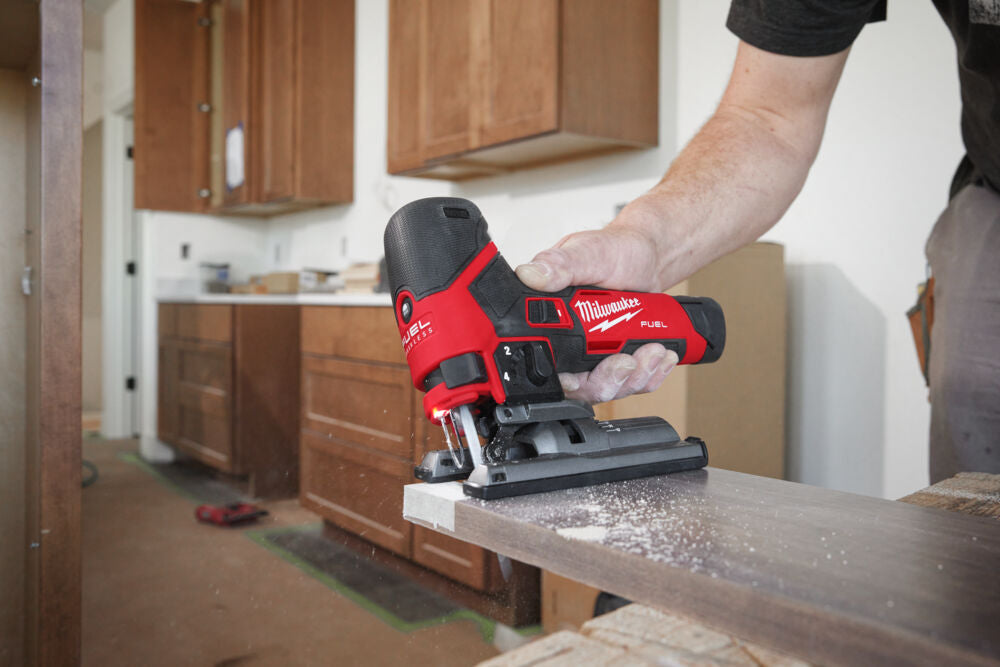 Milwaukee M12 FJS-422X - Seghetto alternativo a batteria 12V FUEL - 1 x 2Ah + 1 x 4Ah