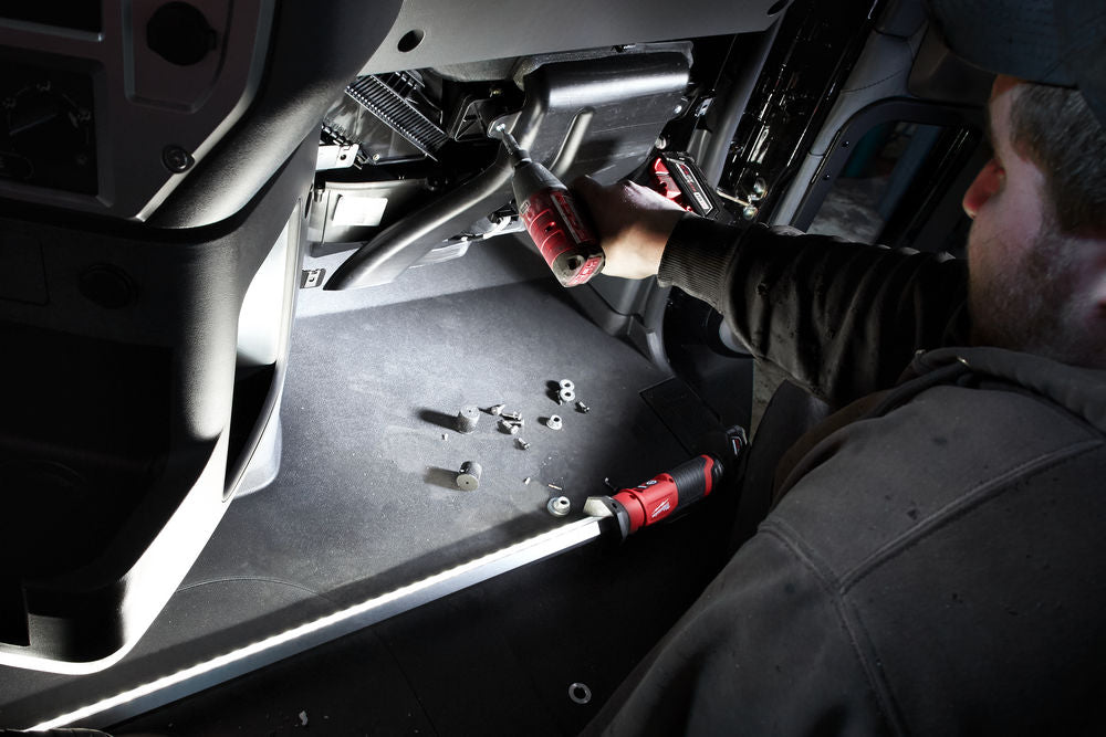 Milwaukee M12 UHL-0 - Lampada led sottocofano a batteria 12v senza batteria e caricabatteria cod. 4933459432