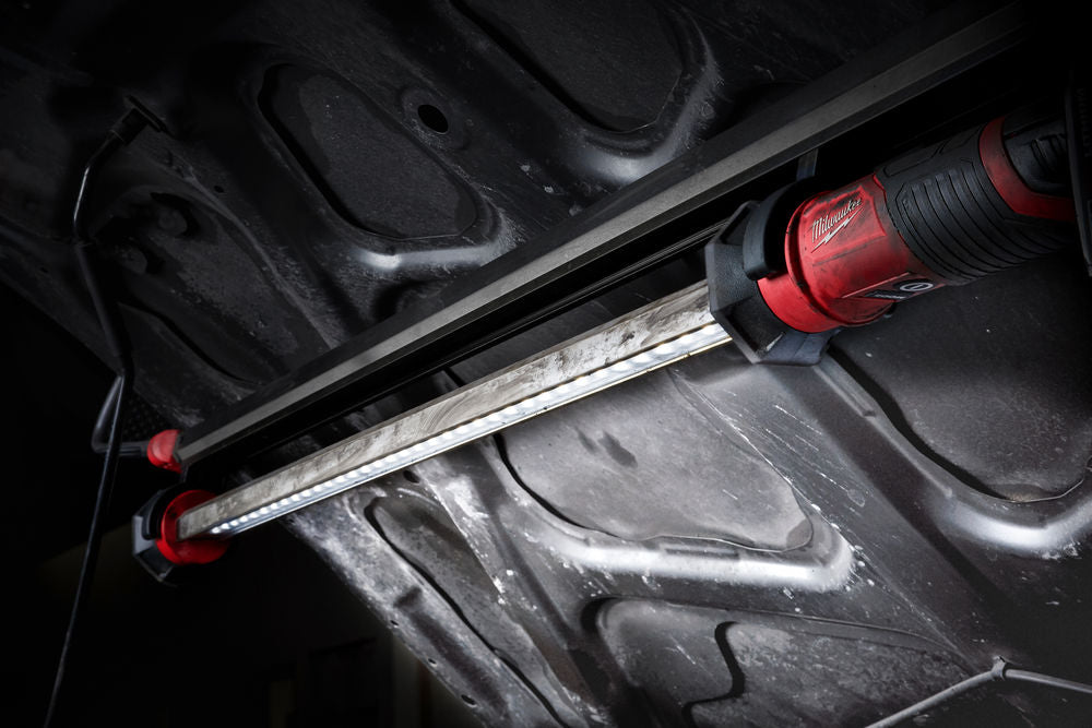 Milwaukee M12 UHL-0 - Lampada led sottocofano a batteria 12v senza batteria e caricabatteria cod. 4933459432