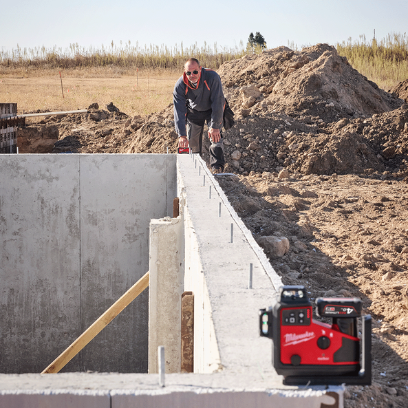 Milwaukee M12 A3PLO-401C - Livella laser a batteria 12V a 3 linee 360° verde - 1 x 4Ah 