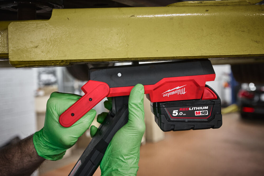 Milwaukee M18 ABL-0 - Lampada 18V sottoscocca per camion e mezzi pesanti - solo corpo 