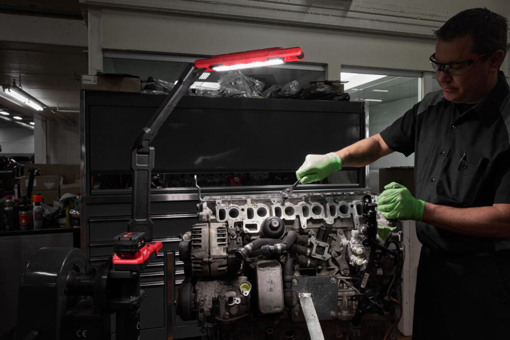 Milwaukee M18 ABL-0 - Lampada 18V sottoscocca per camion e mezzi pesanti - solo corpo 