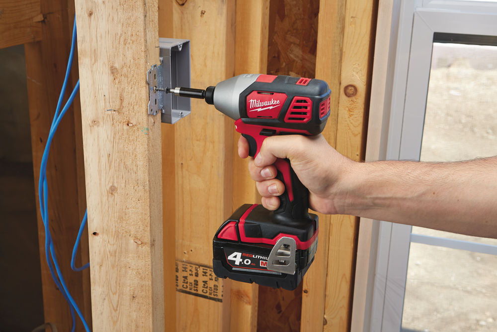 Milwaukee M18 BID-402 - Avvitatore a impulsi a batteria 18 Volt 1/4" , 2 x 4,0Ah