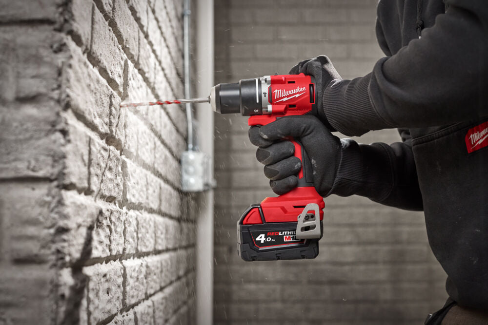 Milwaukee M18 BLDDRC-402C - Trapano avvitatore compatto brushless con caricabatterie 2 x 4.0 Ah