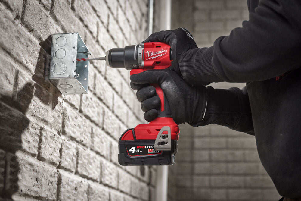 Milwaukee M18 BLDDRC-402C - Trapano avvitatore compatto brushless con caricabatterie 2 x 4.0 Ah