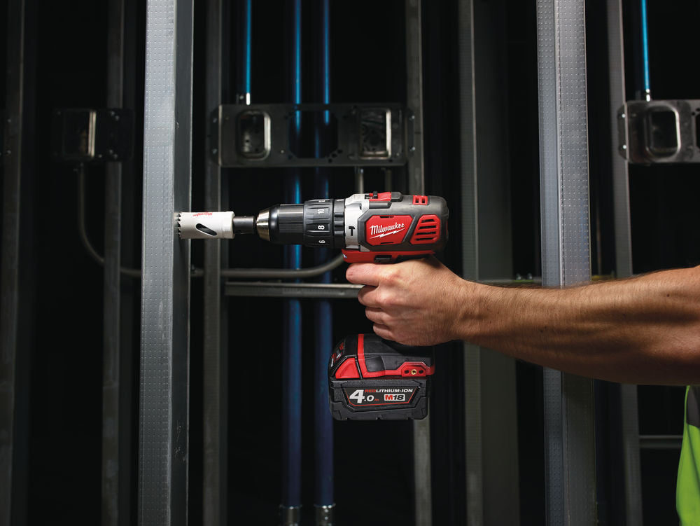 Milwaukee M18 BPD-402C, trapano avvitatore 18V a batteria con percussione, batterie 2 x 4.0Ah 