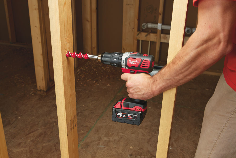 Milwaukee M18 BPD-402C, trapano avvitatore 18V a batteria con percussione, batterie 2 x 4.0Ah 