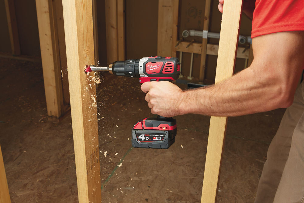 Milwaukee M18 BPD-402C, trapano avvitatore 18V a batteria con percussione, batterie 2 x 4.0Ah 