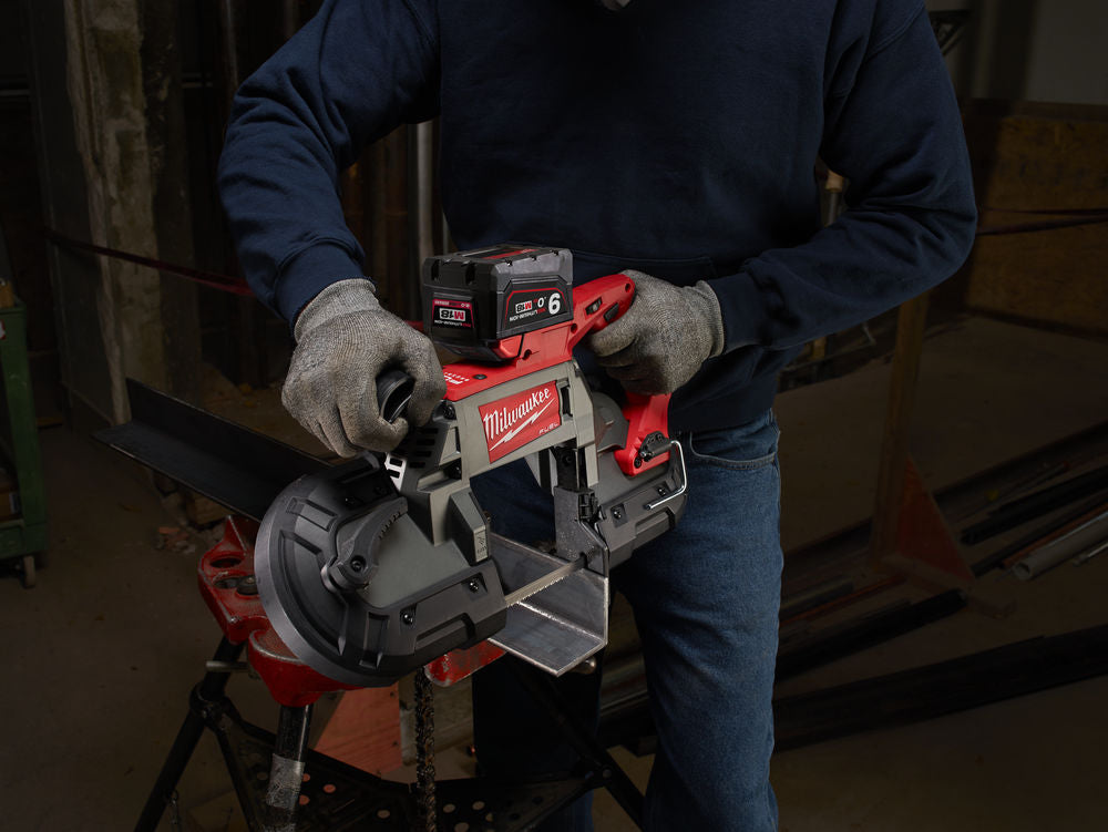Milwaukee M18 CBS125 - Sega a nastro a batteria Fuel, 2 x 5Ah