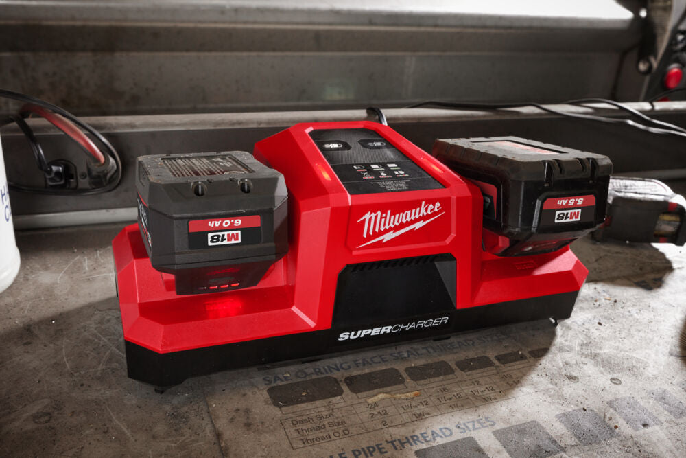 Milwaukee M18 DBSC - Caricabatterie simultaneo 18V super rapido 