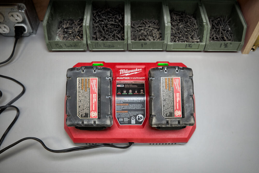 Milwaukee M18 DFC - Caricabatterie simultaneo per batterie M18 