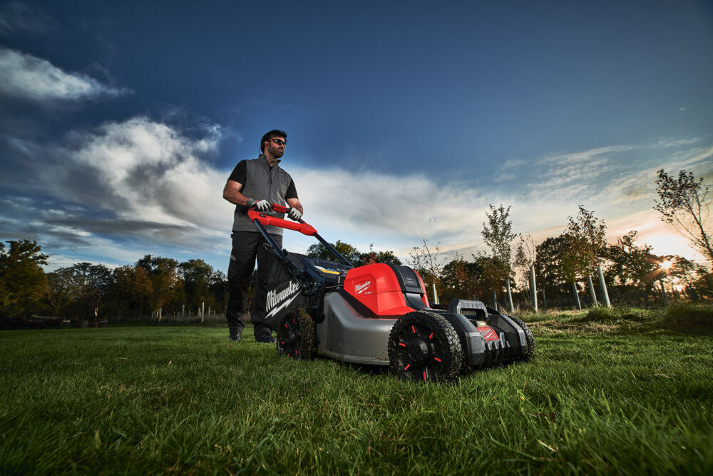 Milwaukee M18 F2LM46-802 - Rasaerba semovente 3 in 1 a doppia batteria 2x18V - 2 x 8Ah