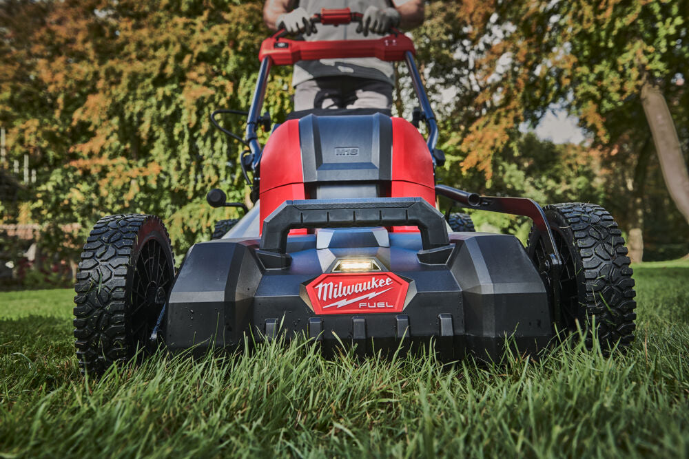 Milwaukee M18 F2LM46-802 - Rasaerba semovente 3 in 1 a doppia batteria 2x18V - 2 x 8Ah