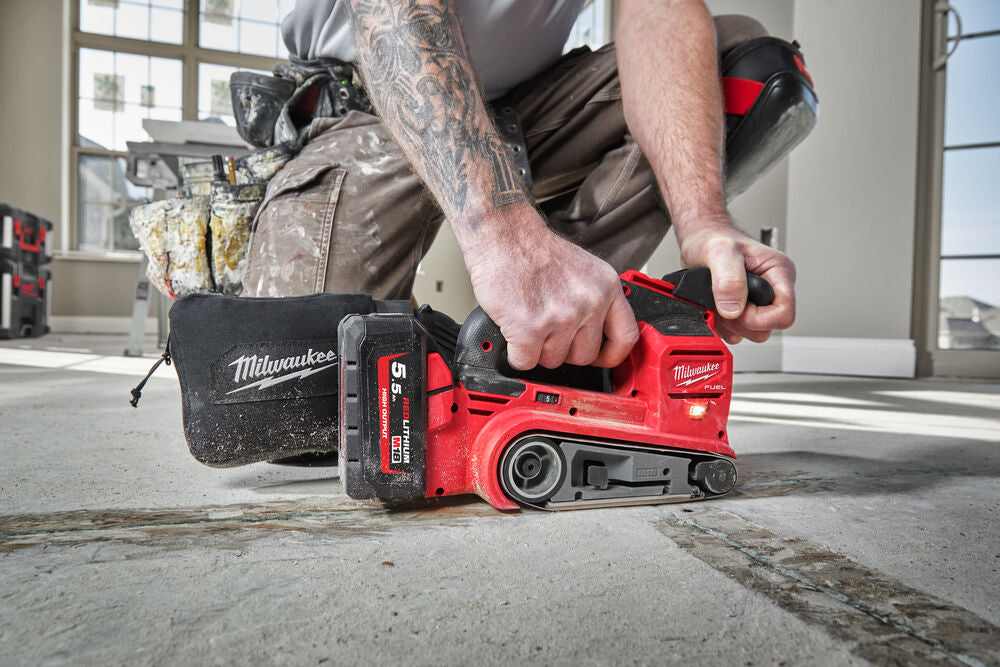 Milwaukee FBTS75-552X - Levigatrice a nastro a batteria 18V FUEL -  nastro 75 MM