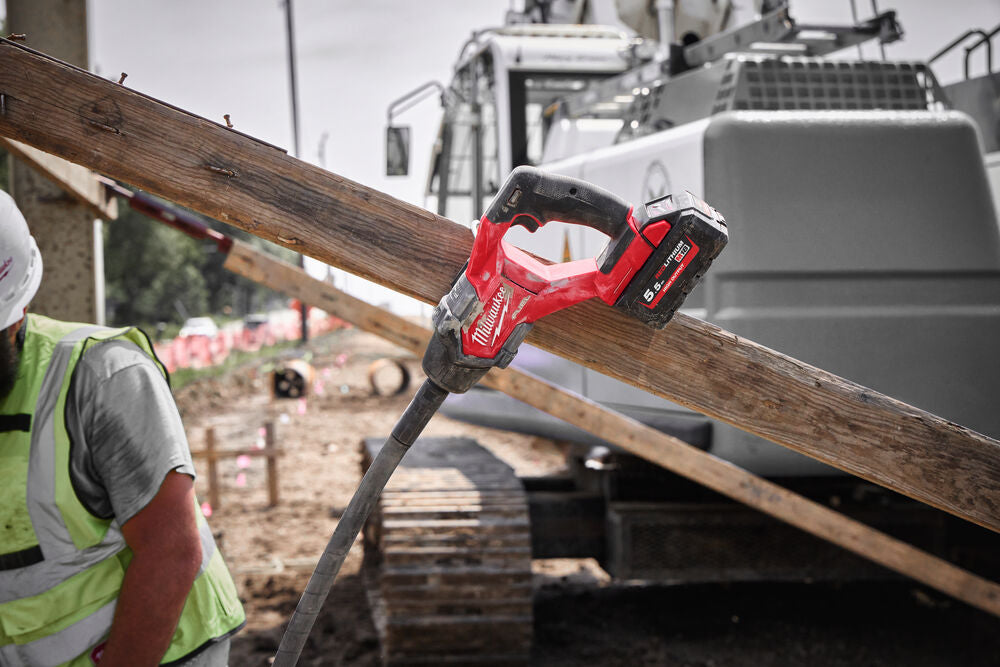 Milwaukee M18 FCVN24-551 - Vibratore per calcestruzzo a batteria con ago da 2,4 M