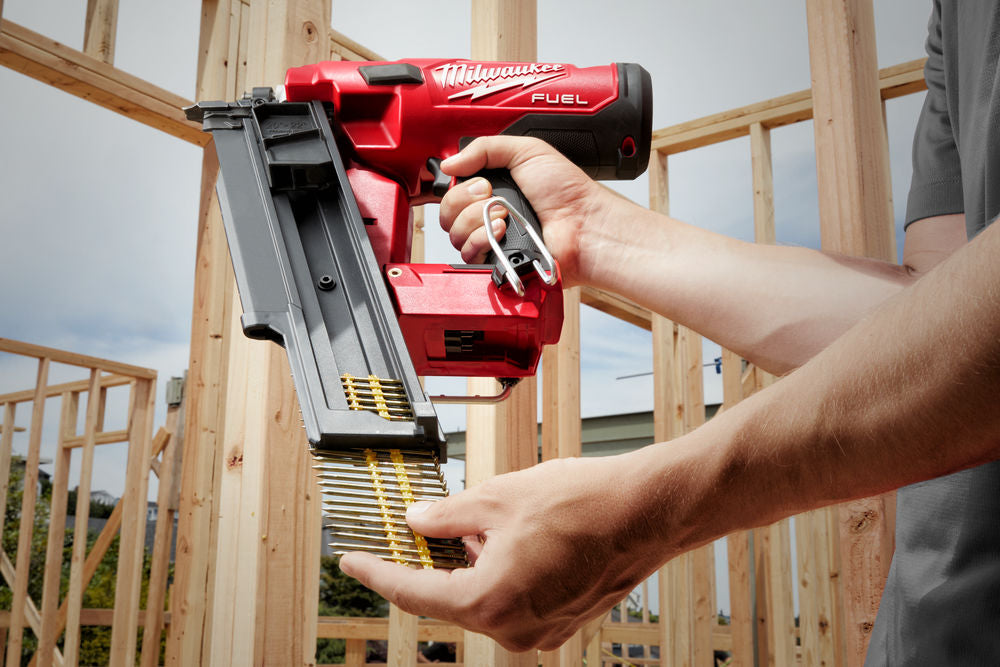 Milwaukee M18 FNN21-0C - Chiodatrice groppinatrice 21° a batteria M18 Fuel