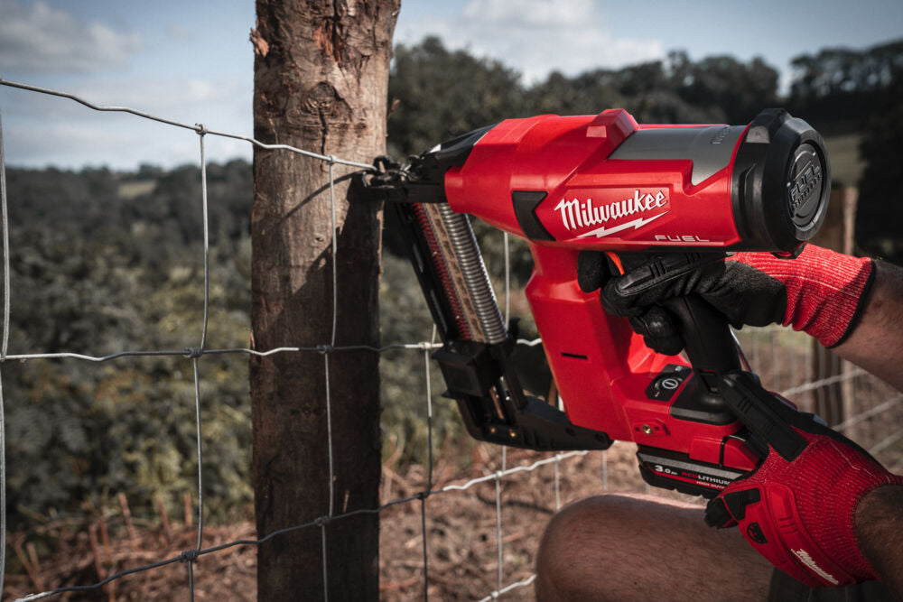 Milwaukee M18 FFUS-302C - Graffatrice a batteria 18V per staccionate, 2 batterie da 3Ah