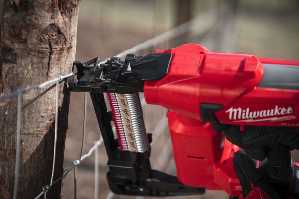 Milwaukee M18 FFUS-302C - Graffatrice a batteria 18V per staccionate, 2 batterie da 3Ah