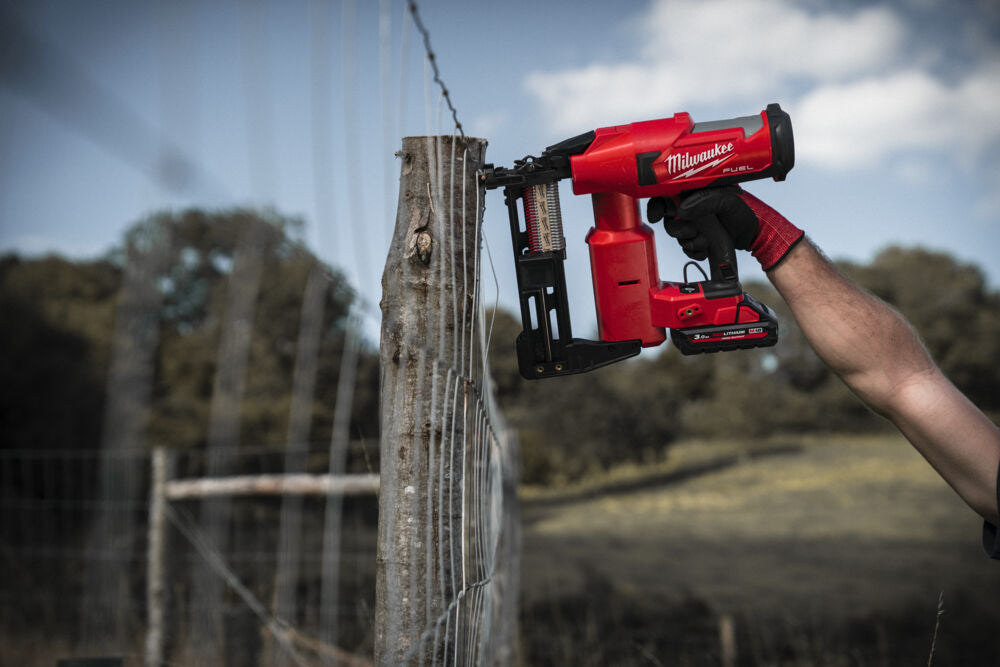 Milwaukee M18 FFUS-302C - Graffatrice a batteria 18V per staccionate, 2 batterie da 3Ah